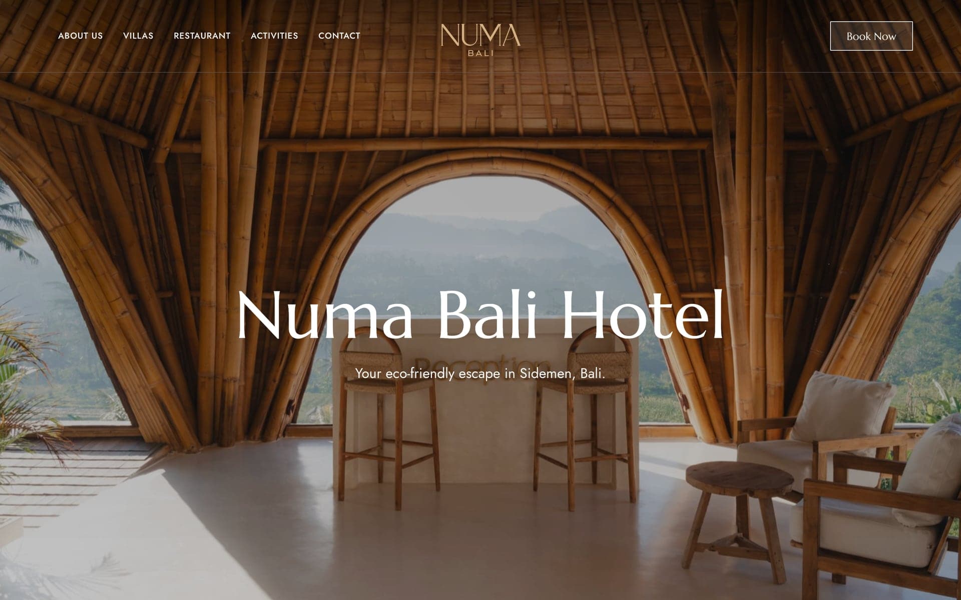 La homepage di Numa Bali: il titolo sopra una fotografia a tutto schermo della struttura in bambù
